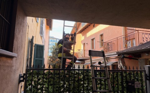 Donna chiusa in casa, intervengono i Vigili del fuoco
