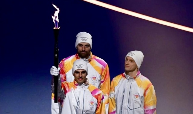 Simone Anzani tedoforo alla cerimonia di apertura dei Giochi olimpici