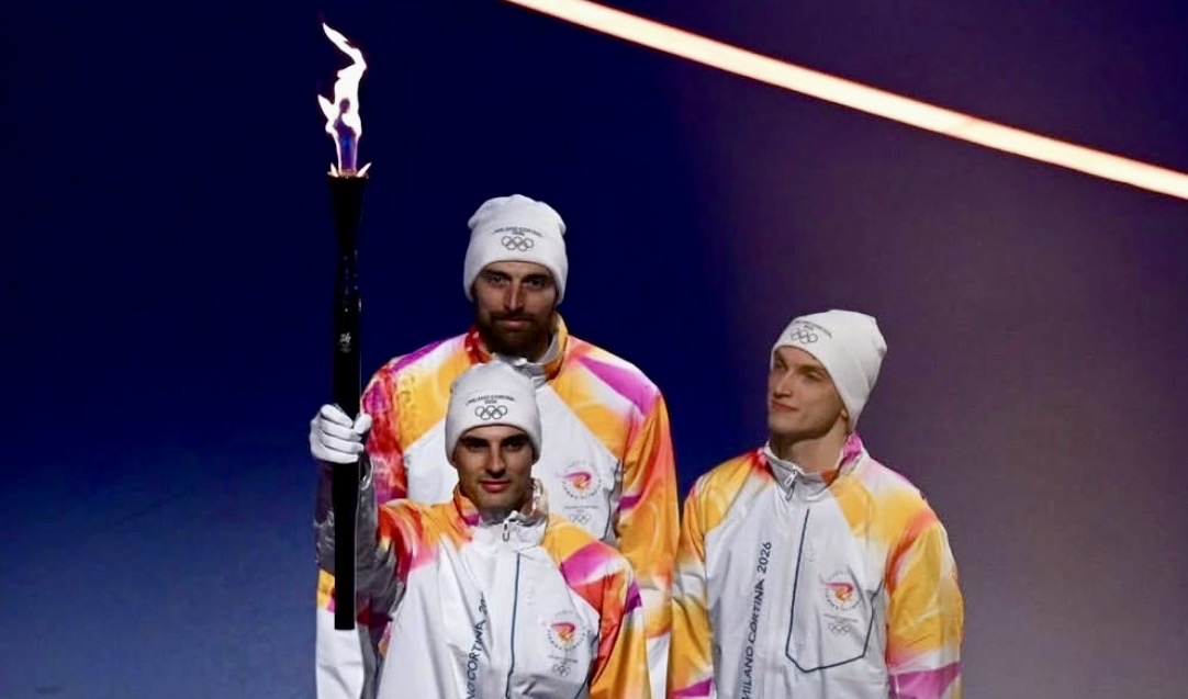 Simone Anzani tedoforo alla cerimonia di apertura dei Giochi olimpici