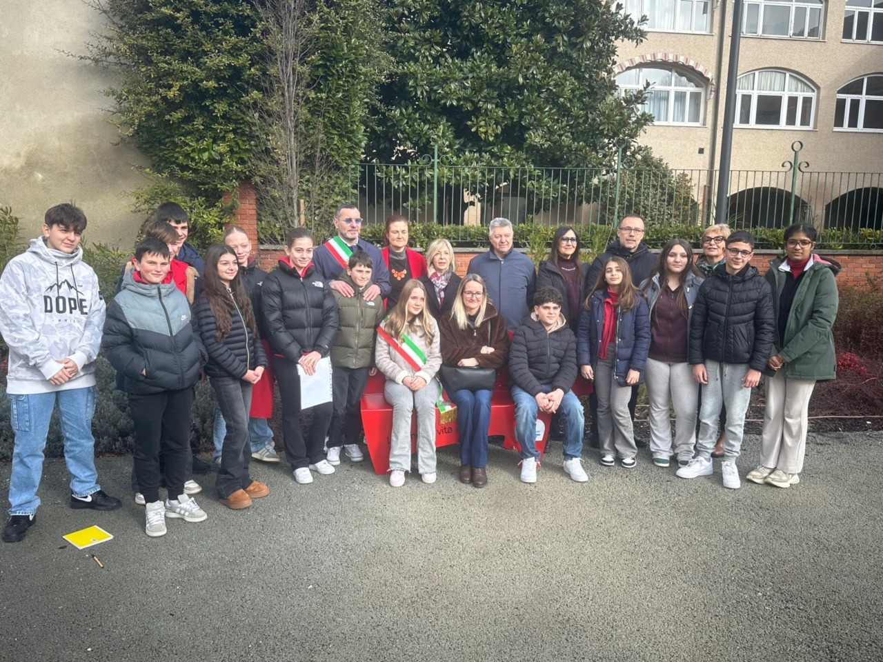 Confartigianato Imprese Como dona una panchina rossa