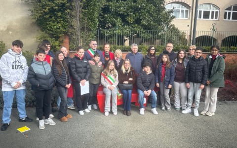 Confartigianato Imprese Como dona una panchina rossa