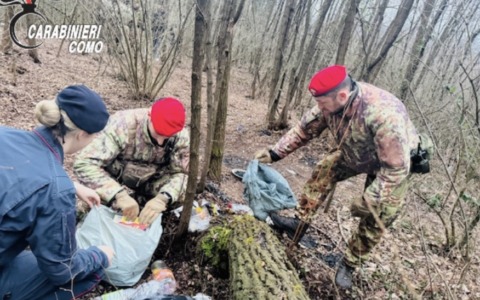 Controlli dei Carabinieri nel bosco a Baragiola, smantellato un bivacco degli spacciatori