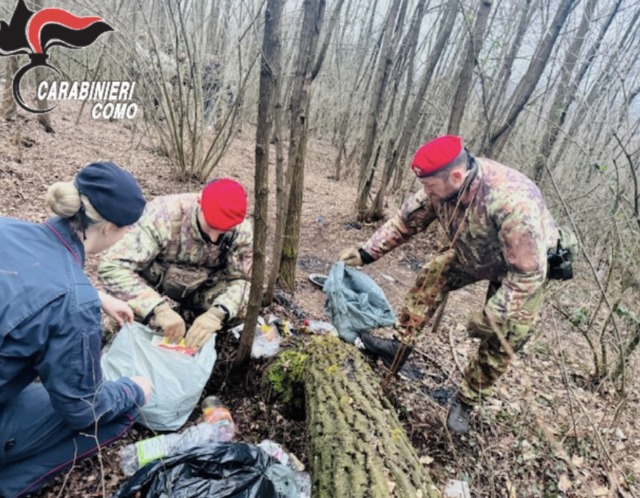 Controlli dei Carabinieri nel bosco a Baragiola, smantellato un bivacco degli spacciatori