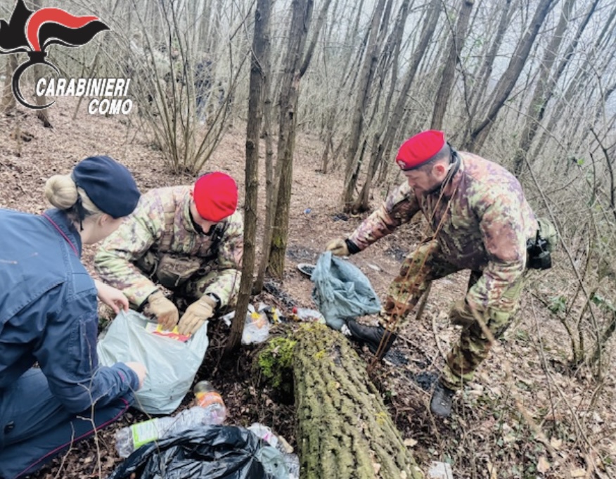 Controlli dei Carabinieri nel bosco a Baragiola, smantellato un bivacco degli spacciatori
