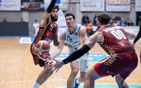 La Pallacanestro Cantù lotta, ma non basta: vince Venezia