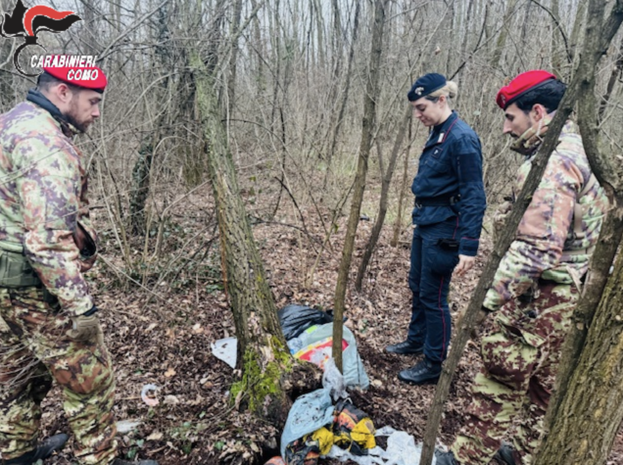 Smantellato un bivacco nei boschi a Baragiola, pusher in fuga