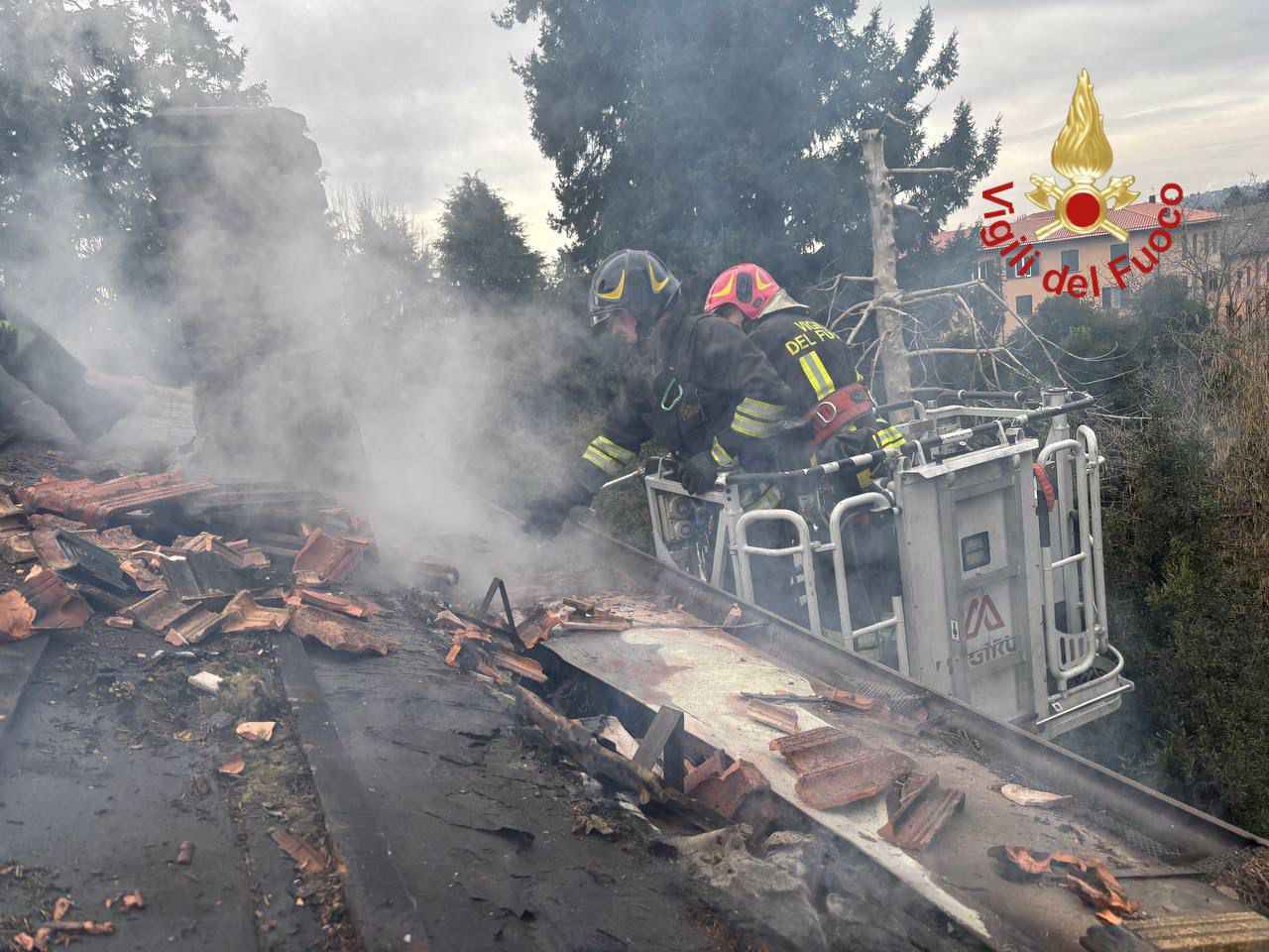 Brucia un tetto: tre mezzi per domare le fiamme