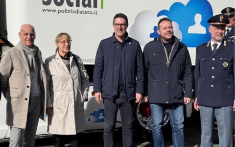 Il sottosegretario Nicola Molteni con il truck della Polizia “Una vita da social” dedicato agli studenti