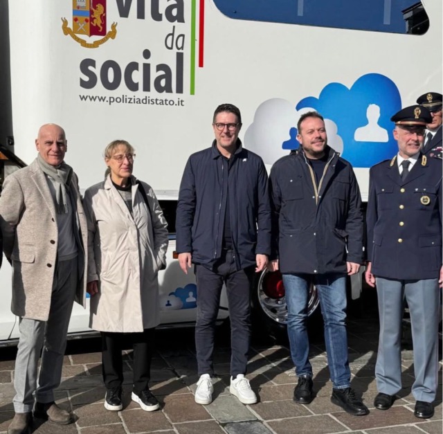 Il sottosegretario Nicola Molteni con il truck della Polizia “Una vita da social” dedicato agli studenti