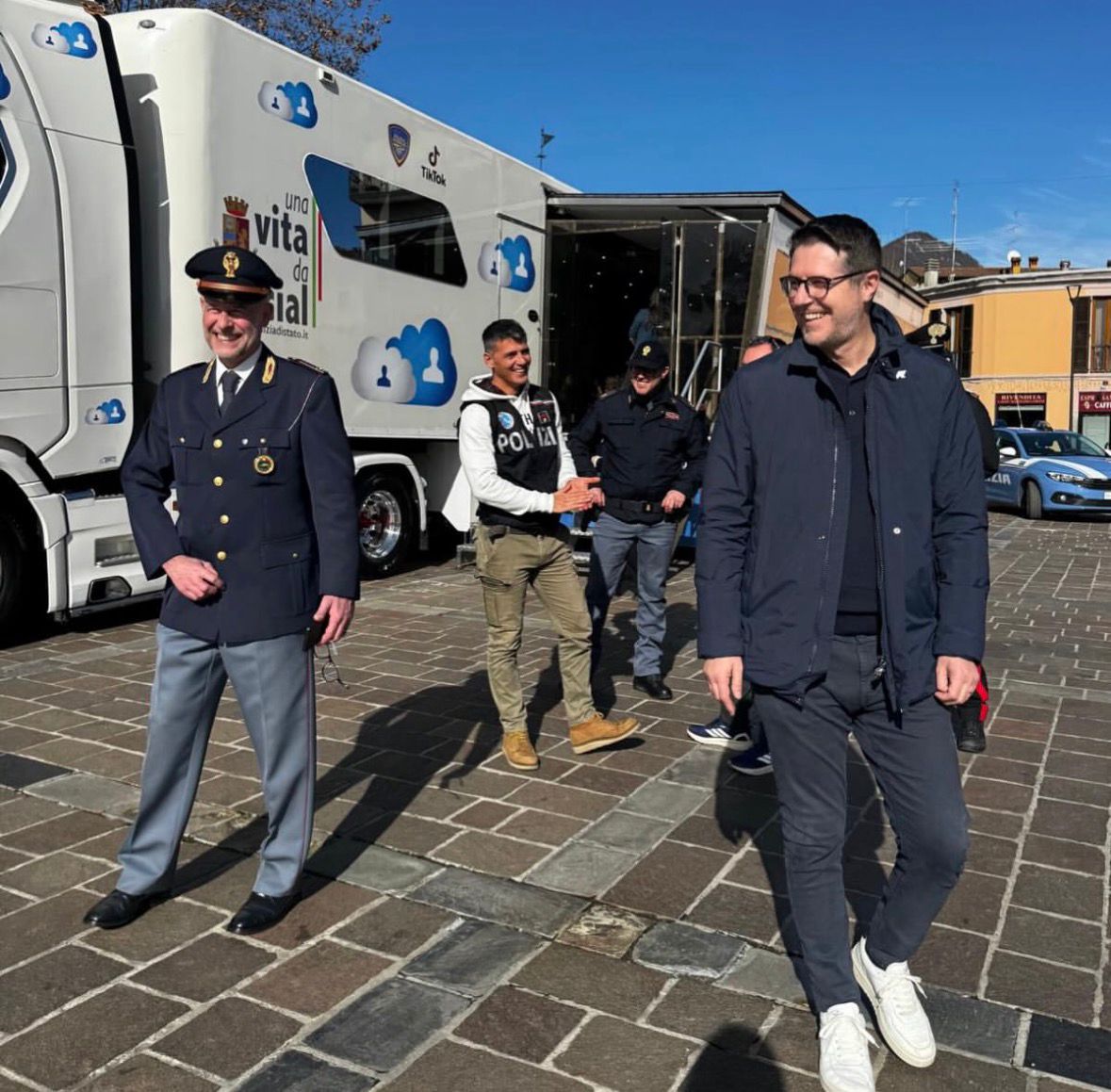 Erba: il truck della Polizia "Una vita da social" in piazza, presente il sottosegretario Nicola Molteni