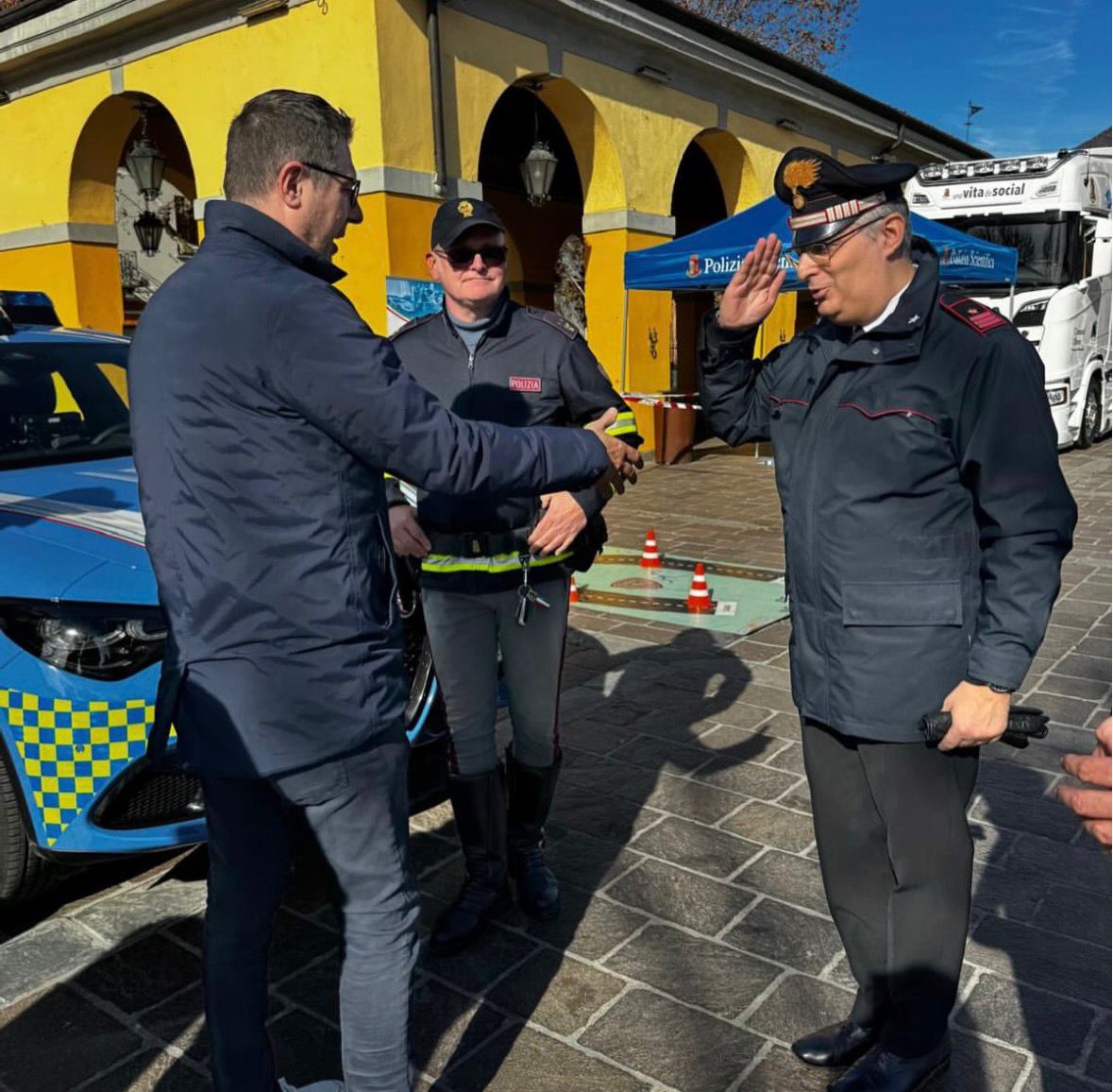 Erba: il truck della Polizia "Una vita da social" in piazza, presente il sottosegretario Nicola Molteni