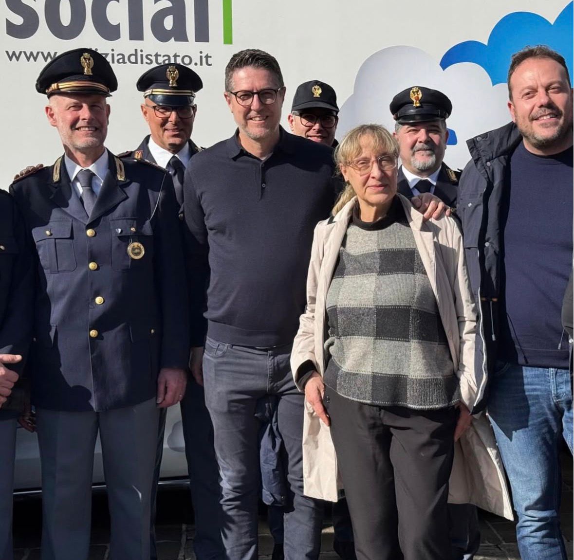 Erba: il truck della Polizia "Una vita da social" in piazza, presente il sottosegretario Nicola Molteni