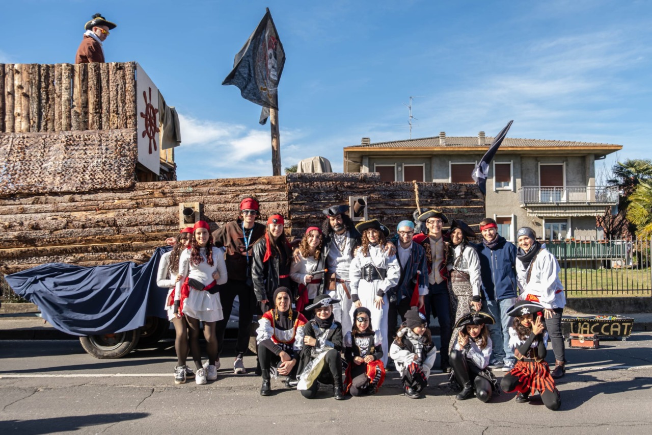 La nave sbilenca della Consulta giovani ha sfilato a Lurate Caccivio