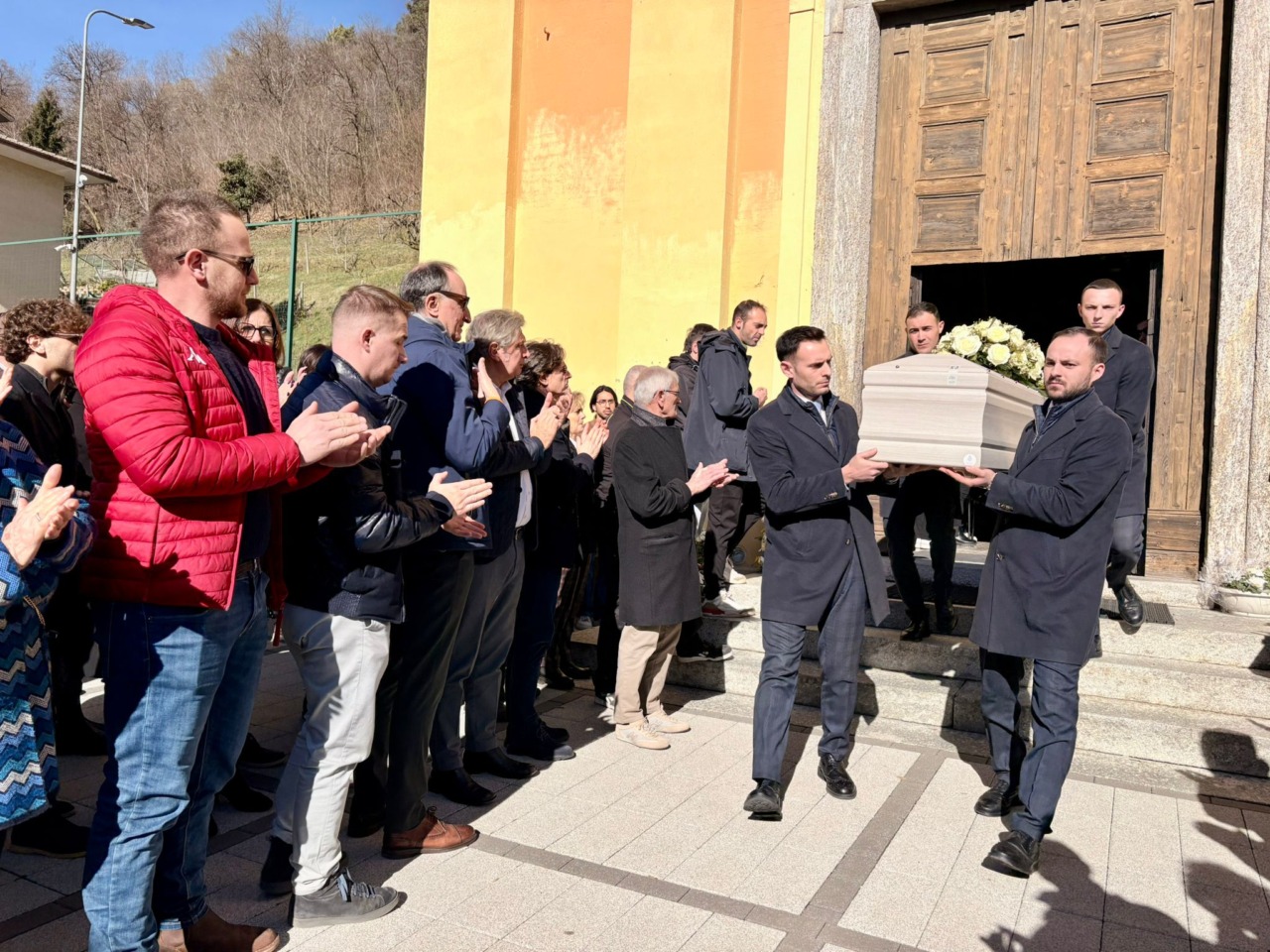 Addio a Davide Croci, una folla si è riunita per l’ultimo saluto