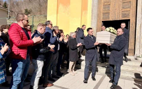 Addio a Davide Croci, una folla si è riunita per l’ultimo saluto