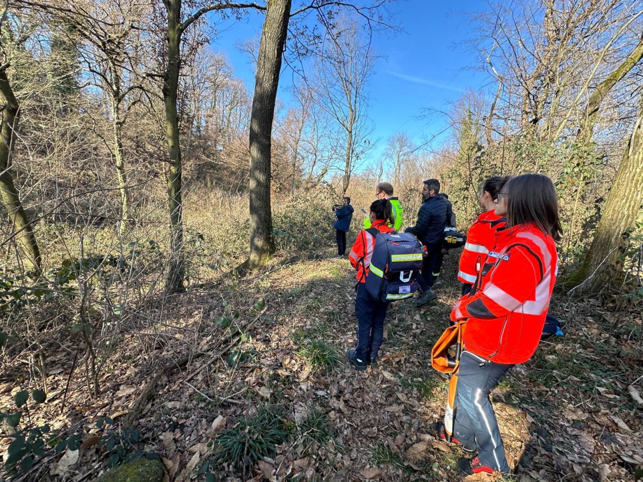 Uomo privo di vita trovato in una zona boschiva di Montano Lucino