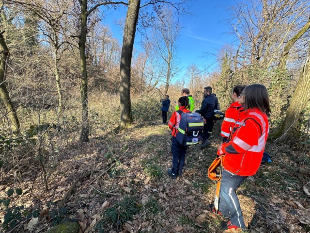 Uomo privo di vita trovato in una zona boschiva di Montano Lucino