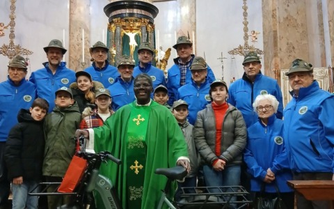 Dopo il furto la comunità dona una nuova bicicletta al vicario