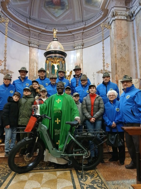 Dopo il furto la comunità dona una nuova bicicletta al vicario