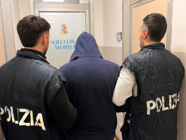 Spaccio di droga nei boschi: arrestato un 30enne