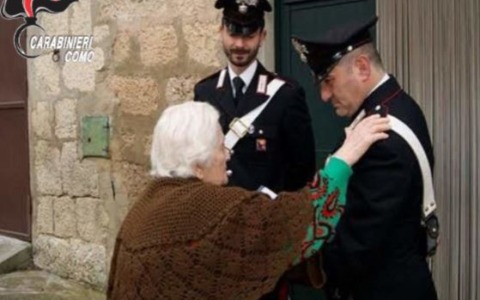 Tentata truffa “del finto carabiniere” fallisce grazie alla prontezza di un’anziana