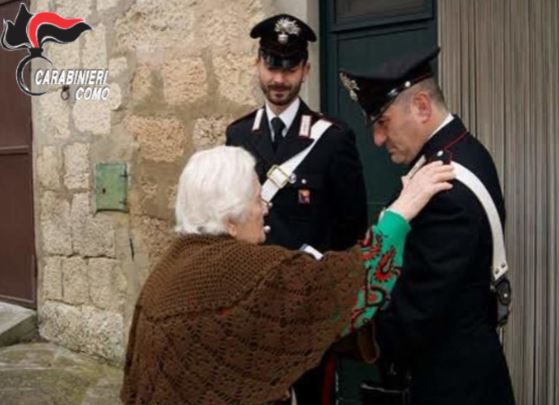 Tentata truffa “del finto carabiniere” fallisce grazie alla prontezza di un’anziana