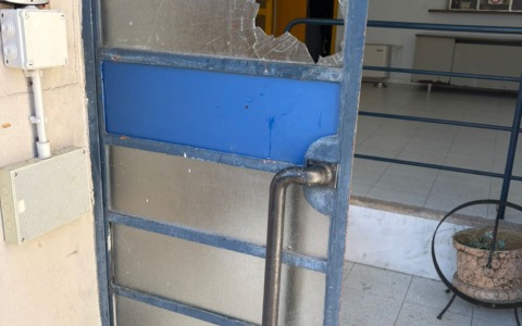 Minaccia di morte una donna e aggredisce gli agenti, arrestato un 23enne