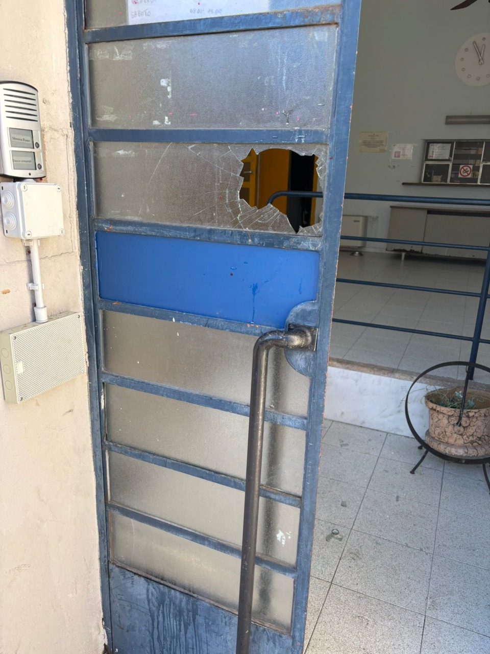 Minaccia di morte una donna e aggredisce gli agenti, arrestato un 23enne