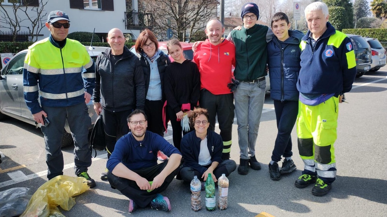 Il Comune e i volontari puliscono, gli incivili continuano a sporcare