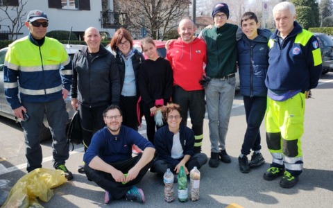 Il Comune e i volontari puliscono, gli incivili continuano a sporcare