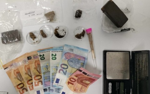 La Polizia trova oltre 100 grammi di droga: denunciato un giovane