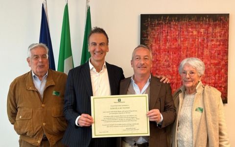 L’Edicola del Nando festeggia 115 di attività: premiata da Regione Lombardia