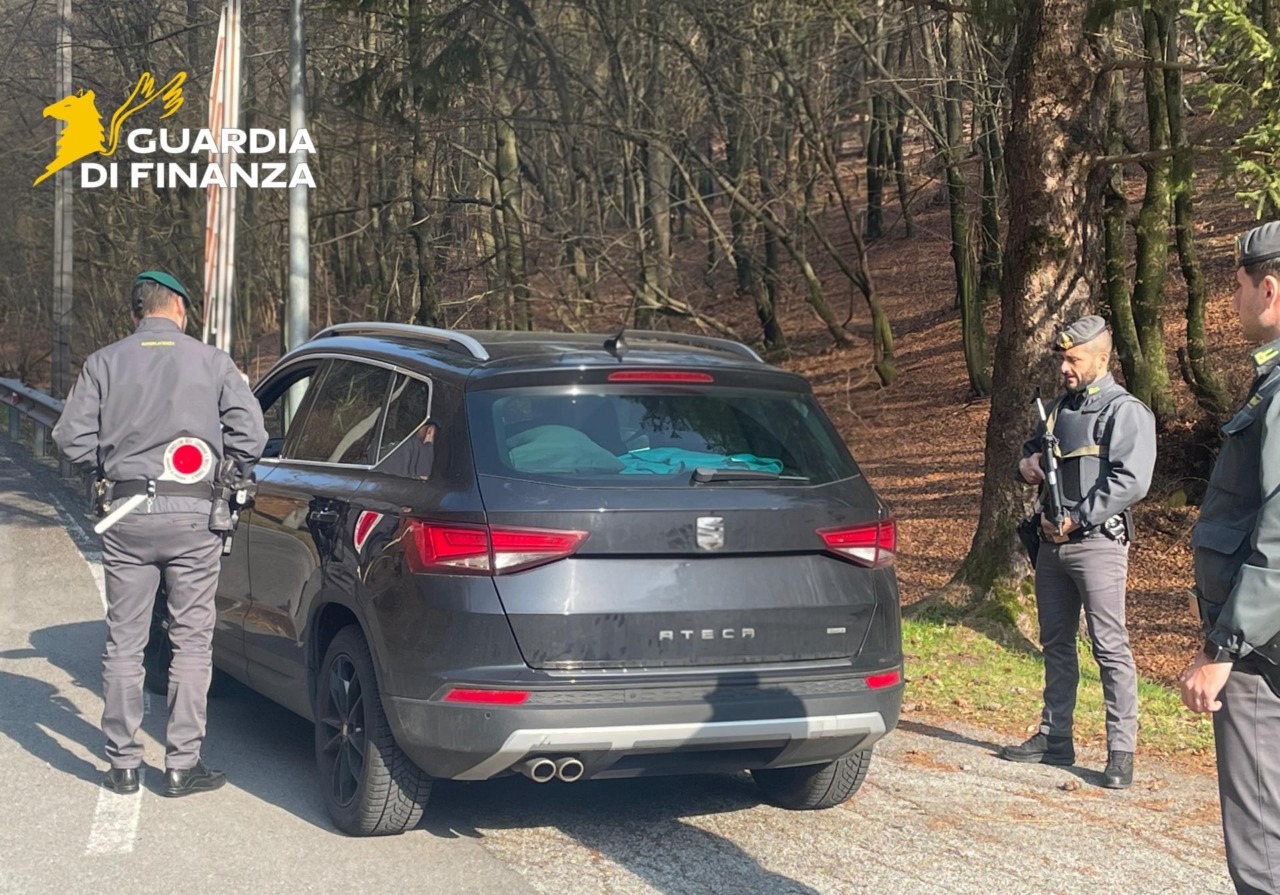 Guardia di finanza, individuati lavoratori in nero e stupefacenti sequestrati