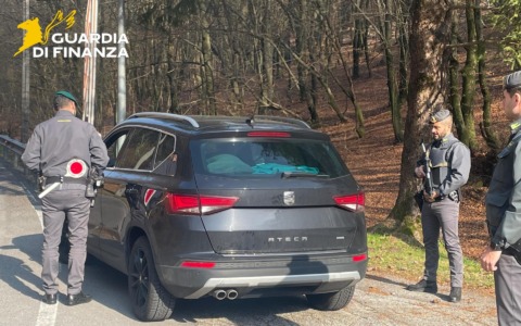 Guardia di finanza, individuati lavoratori in nero e stupefacenti sequestrati