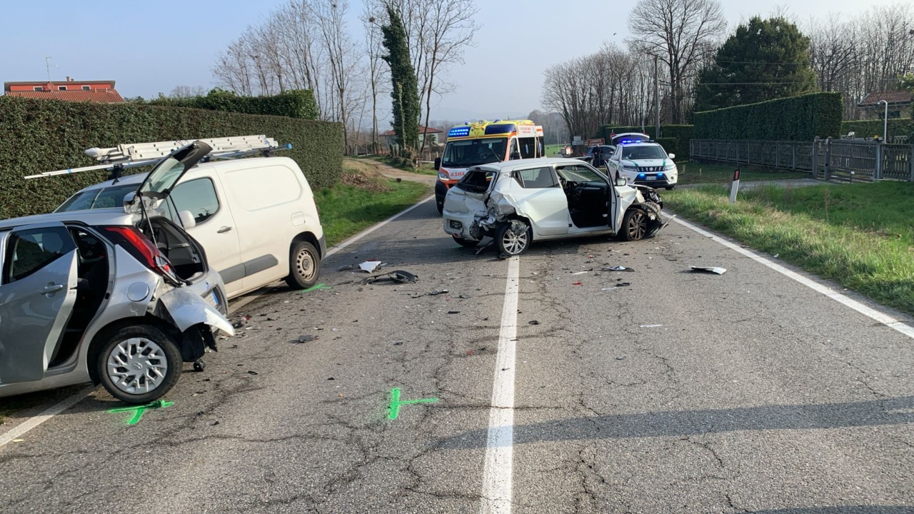Maxi incidente sulla provinciale, coinvolte quattro vetture