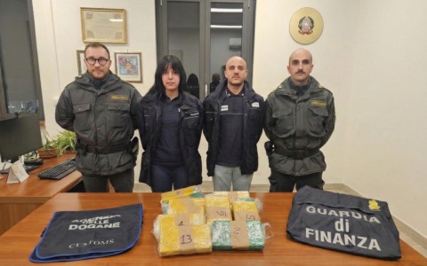 In auto con 15 chilogrammi di cocaina, arrestato trafficante  al valico di Brogeda