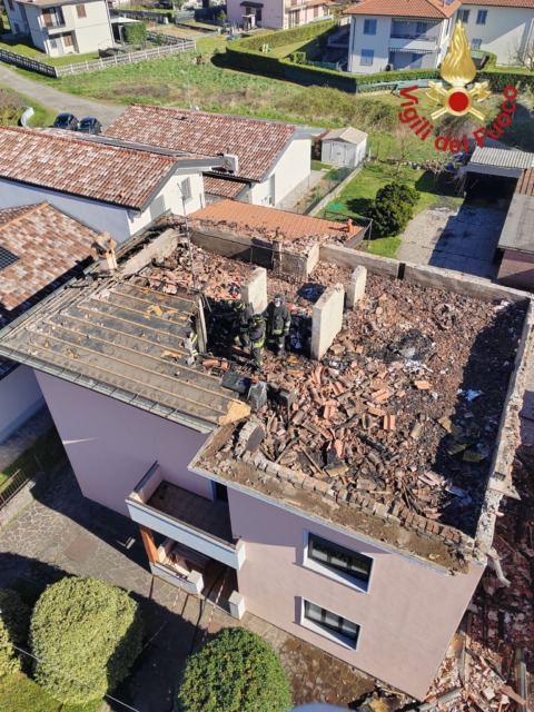 Incendio a Bulgarograsso, a fuoco 100 mq di tetto