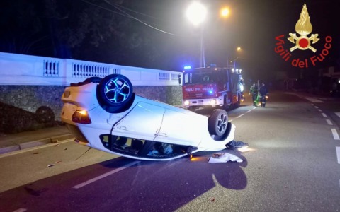 Si ribalta con l’auto: ne esce pressoché illesa