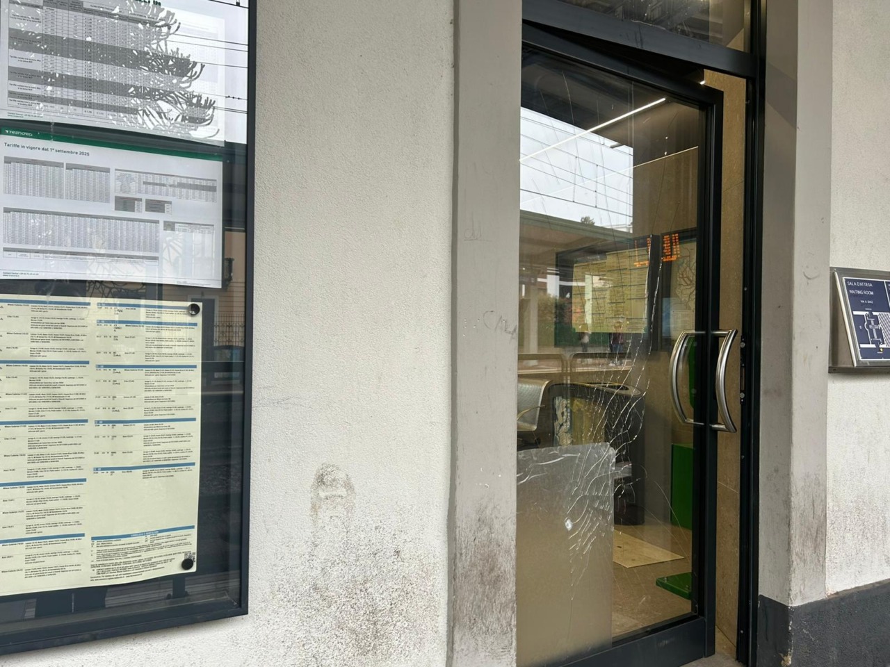 Vandalizzano la porta della stazione e un locker: denunciati