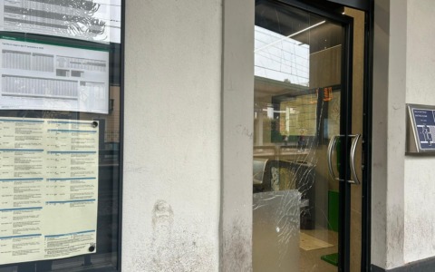 Vandalizzano la porta della stazione e un locker: denunciati