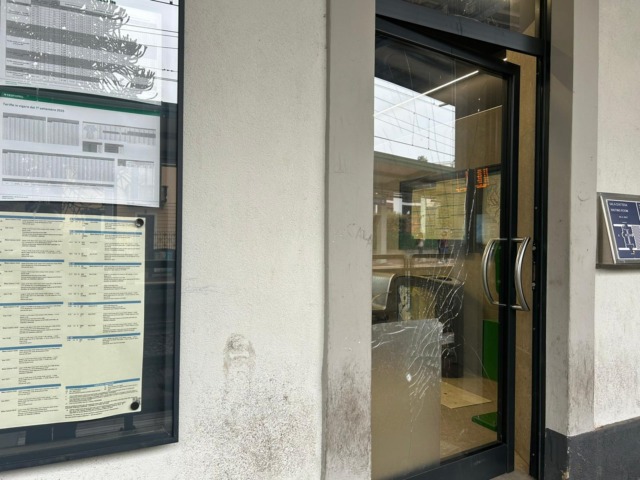 Vandalizzano la porta della stazione e un locker: denunciati