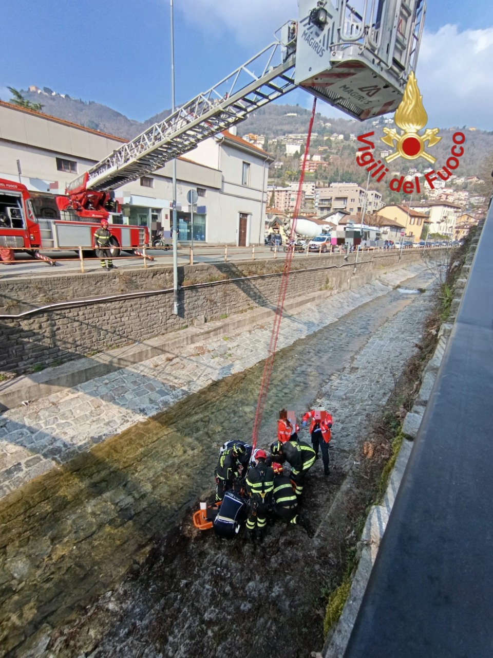 Donna cade nel torrente Cosia, soccorsa in codice giallo