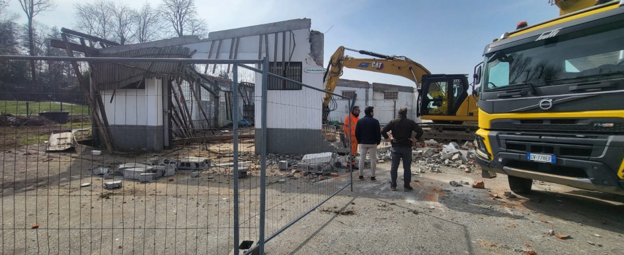 Abbattuto lo stabile in centro a Uggiate: lì, sarà costruita la nuova biblioteca