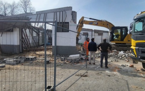 Abbattuto lo stabile in centro a Uggiate: lì, sarà costruita la nuova biblioteca