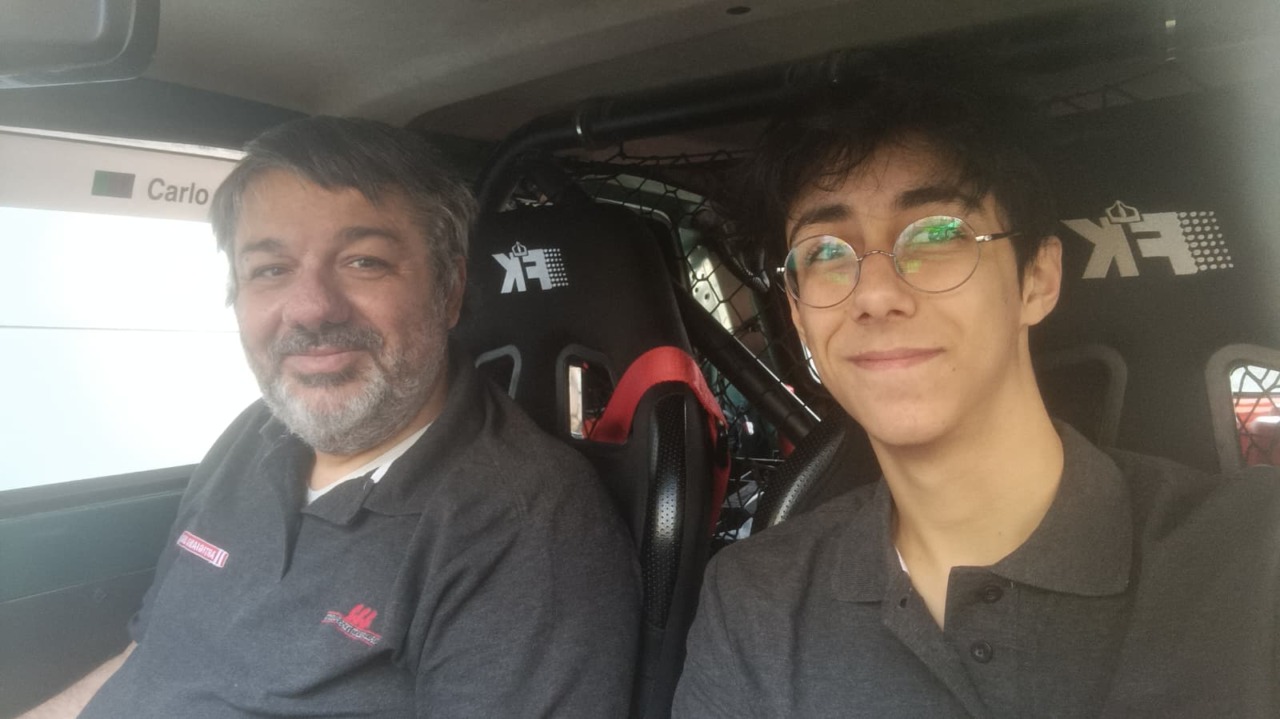 Padre e figlio nel deserto della Tunisia su una Panda