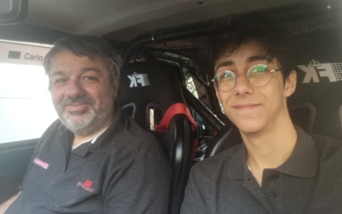 Padre e figlio nel deserto della Tunisia su una Panda