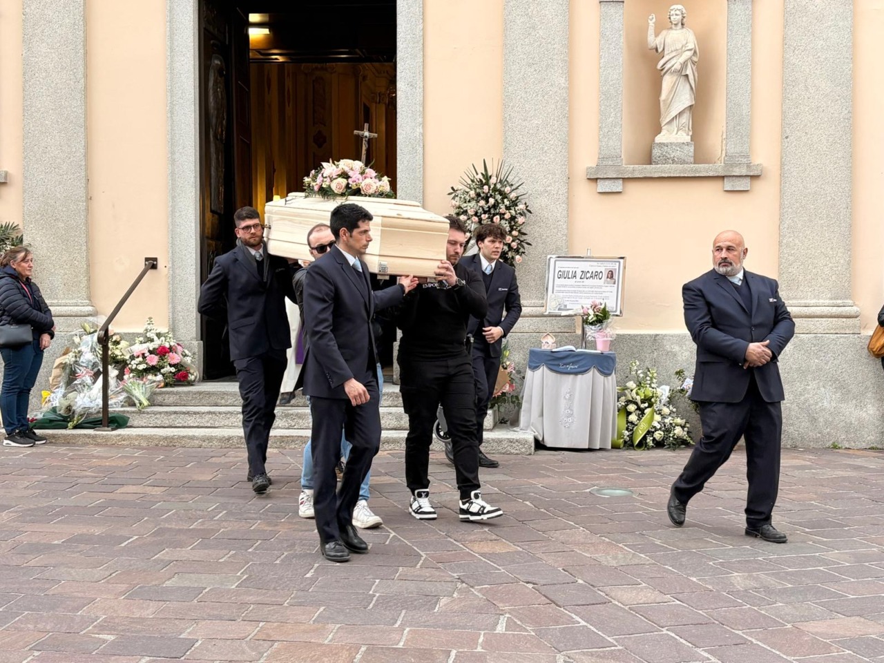 Una folla per l’ultimo saluto a Giulia Zicaro