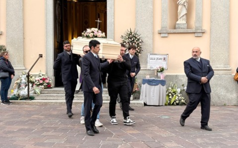 Una folla per l’ultimo saluto a Giulia Zicaro