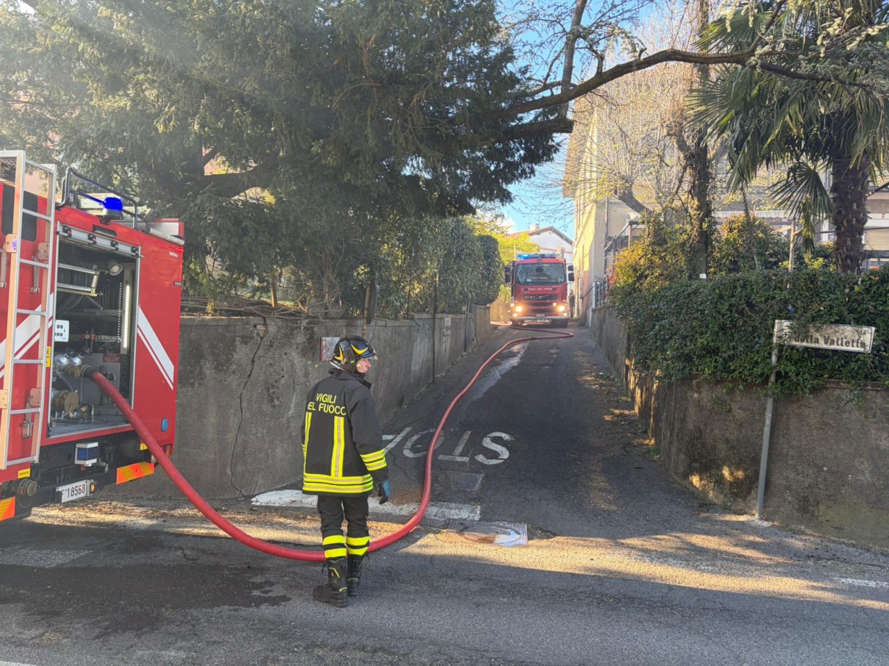 Bloccate sul terrazzo durante l’incendio, Vigili del fuoco al lavoro per spegnere le fiamme