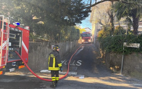 Bloccate sul terrazzo durante l’incendio, Vigili del fuoco al lavoro per spegnere le fiamme